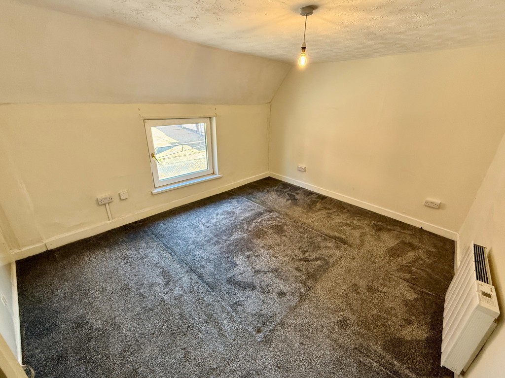 Lot: 33 - MIXED USE PROPERTY COMPRISING SHOP AND THREE-BEDROOM COTTAGE - Bedroom two